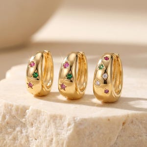 Ensemble de 3 boucles d'oreilles créoles triangle diamant et pierres précieuses colorées remplies d'or, Huggies de luxe minimalistes raffinés au quotidien, cadeau pour elle