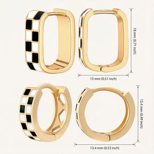 K&ouml;nnte beinhalten: Goldfarbene Creolen mit schwarz-wei&szlig; karierten Emaille-Details. Ein Paar ist rechteckig, 18 mm hoch und 13 mm breit. Das andere Paar ist kreisf&ouml;rmig, 12,4 mm hoch und 13,4 mm breit.