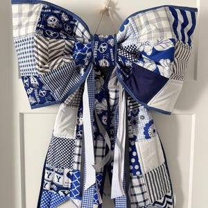 Couette bleue et blanche pour les jours de match, avec un grand nœud BYU
