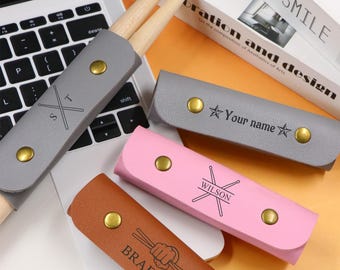 Funda de cuero personalizada para baquetas, accesorio para batería con nombre y texto personalizados, almacenamiento elegante para bateristas, regalo ideal para músicos y familiares.