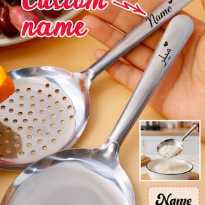Op de afbeelding: Twee roestvrijstalen kookgerei, een schuimspaan en een spatel, worden getoond. De handvatten zijn gegraveerd met het woord "Name" en een ander woord in Arabisch schrift. De afbeelding bevat ook de tekst "Custom name" en "Name Name".
