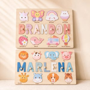 K&ouml;nnte beinhalten: Zwei rechteckige Namenspuzzles aus Holz mit den Namen BRANDON und MARLENA. Jedes Puzzle enth&auml;lt bunte, herausnehmbare Holzformen von Tieren, Lebensmitteln und Objekten mit kleinen Kn&ouml;pfen, die mit ihren Namen in schwarzer Schrift beschriftet sind.