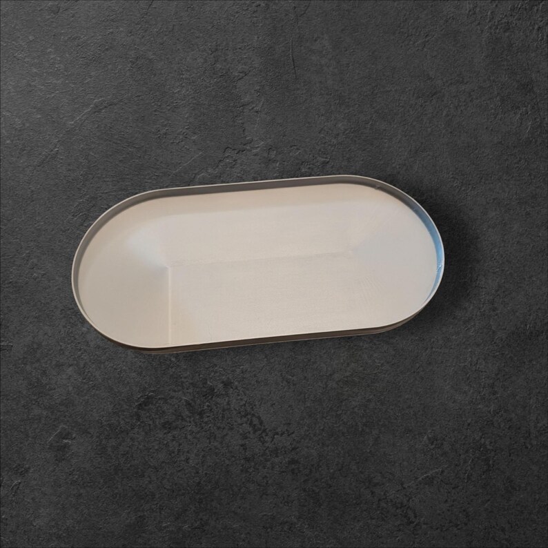 Puede incluir: Una taza de cer&aacute;mica blanca con asa negra y el texto "But First, Coffee" en negrita negra. La taza se encuentra sobre un fondo borroso, sugiriendo un ambiente acogedor.