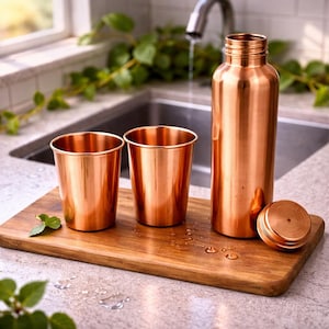 Puede incluir: Un juego de tres tazas de cer&aacute;mica con un acabado mate moteado. Las tazas son de color crema, gris claro y gris oscuro. Cada taza tiene un dise&ntilde;o simple y minimalista y un asa redondeada.