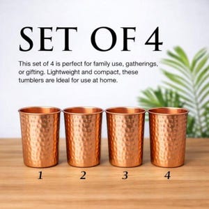K&ouml;nnte beinhalten: Ein Satz von vier kupferfarbenen Bechern mit geh&auml;mmerten Texturen. Die Becher sind von 1 bis 4 nummeriert. Der Text "SET OF 4" befindet sich oben im Bild.