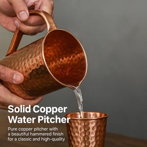Può includere: Una brocca d'acqua in rame con finitura martellata versa acqua in una tazza di rame abbinata. La brocca ha un manico e un beccuccio. Il testo "Solid Copper Water Pitcher" è visibile.
