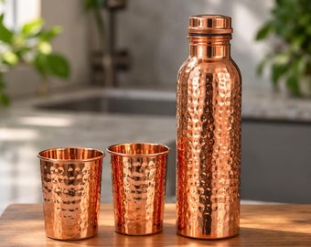 Juego de botella de agua de cobre 100% puro (1 litro) con 2 vasos martillados – Botella de cobre ayurvédica hecha a mano para beber agua, salud y desintoxicación.