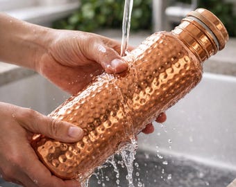Bottiglia in rame martellato puro al 100% Ayurveda da 1 litro con texture artigianale - Bottiglia d'acqua in rame martellato - Riutilizzabile, Detox - Regalo