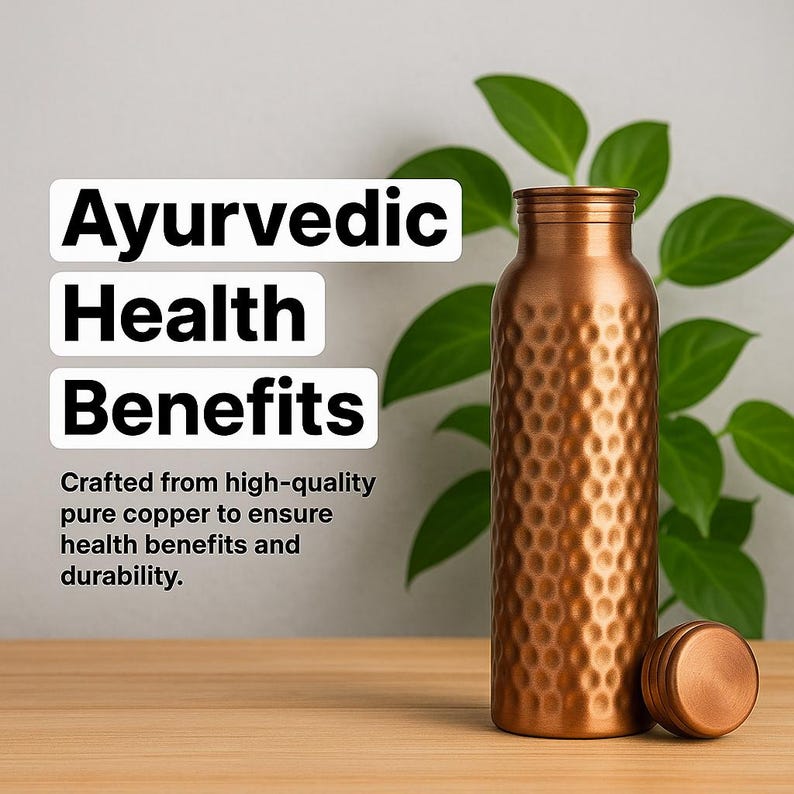 K&ouml;nnte beinhalten: Eine Kupfer-Wasserflasche mit strukturierter Oberfl&auml;che und passendem Deckel. Die Flasche ist zylindrisch und hat ein geh&auml;mmertes Design. Der Text auf dem Bild lautet "Ayurvedic Health Benefits" und "Crafted from high-quality pure copper to ensure health benefits and durability."