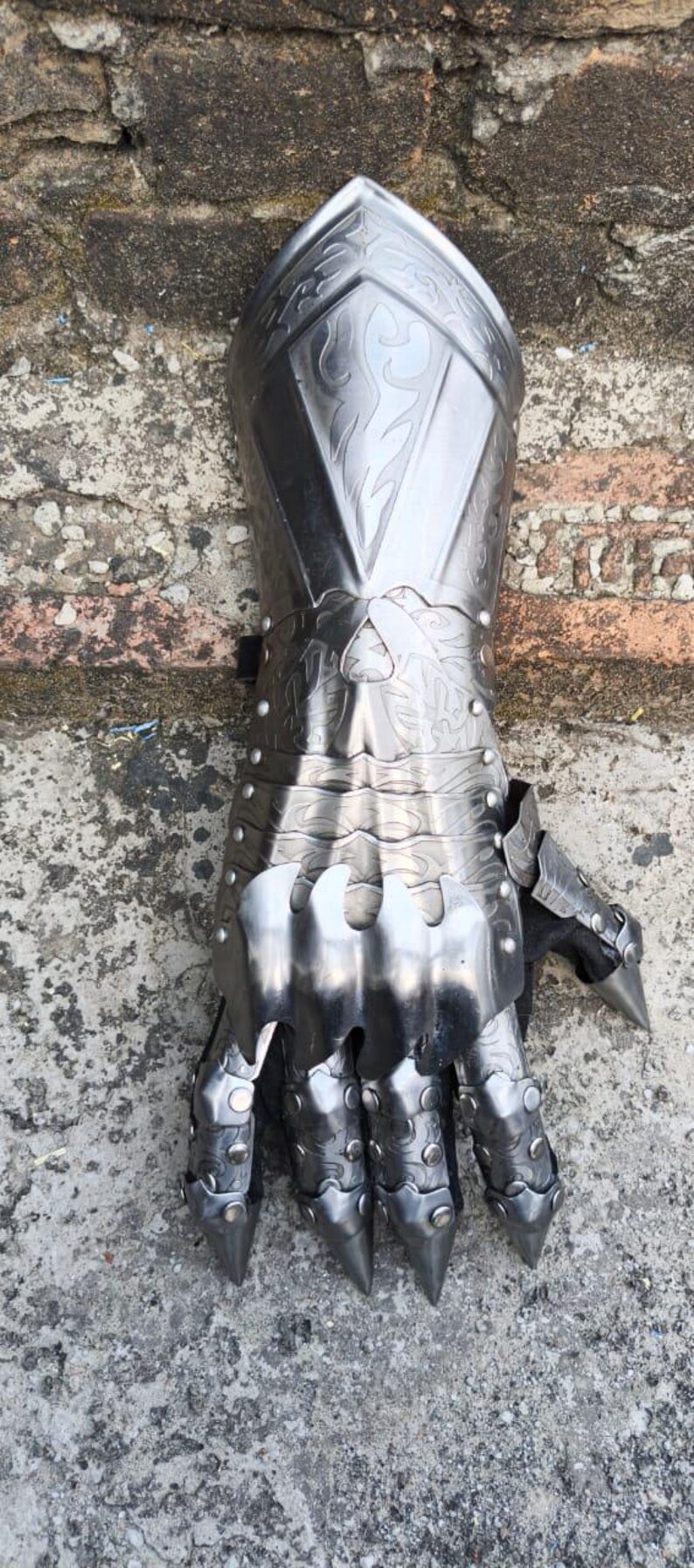 Handcrafted Steel Medieval Gauntlet Gloves – Spiked Armor With Leather ...