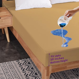 Può includere: Un lenzuolo con angoli beige su un letto, con un cuscino bianco visibile. L'acqua viene versata sul lenzuolo da un bicchiere. Il testo indica che il lenzuolo è adatto a materassi fino a 25 cm di altezza. Sono visibili anche il telaio del letto e un comodino.