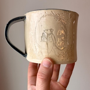 手彫りのネズミ型セラミックマグカップ、サファイア色の内側、遊び心のあるストーンウェア製コーヒーカップ