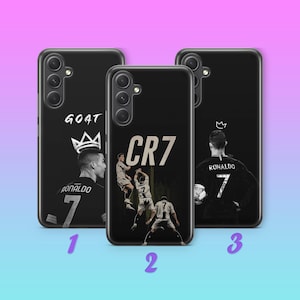 Könnte beinhalten: Drei schwarze Handyhüllen mit unterschiedlichen Designs. Eine Hülle hat das Wort "GOAT" über einer Krone und ein Porträt eines Fußballspielers. Eine andere Hülle hat die Buchstaben "CR7" in Weiß. Die dritte Hülle zeigt den Rücken eines Fußballspielers mit der Nummer 7.
