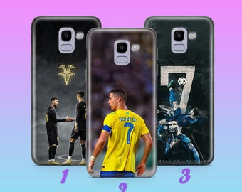 Könnte beinhalten: Drei Handyhüllen mit Fußballspieler-Designs. Eine Hülle zeigt zwei Spieler beim Händeschütteln, eine andere zeigt einen Spieler in einem gelben Trikot, und die dritte zeigt einen Spieler in Aktion mit der Nummer 7.