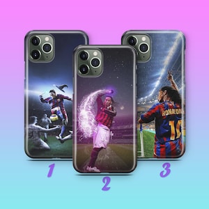 Könnte beinhalten: Drei Handyhüllen mit Fußballspieler-Designs. Die Hüllen zeigen Bilder von Fußballspielern in Aktion, mit leuchtenden Farben und Stadionhintergründen. Jede Hülle zeigt einen anderen Spieler und eine andere Action-Szene.