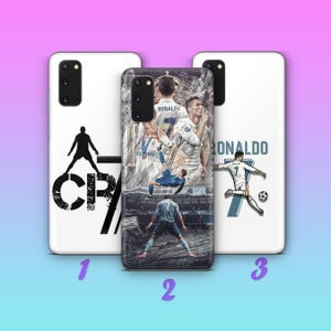 Könnte beinhalten: Drei Handyhüllen mit Cristiano Ronaldo-Designs. Die erste Hülle ist weiß mit einer schwarzen Silhouette und den Buchstaben "CR". Die zweite Hülle zeigt eine Collage von Ronaldo-Bildern. Die dritte Hülle ist weiß mit Ronaldos Namen und einem Fußball.