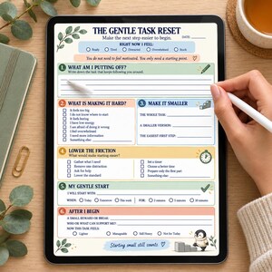 以下が含まれることがあります： 「The Gentle Task Reset」と題された印刷可能なタスクプランナーを表示するデジタルタブレット。フォームには、タスクの特定、細分化、ハードルの引き下げ、穏やかなスタートの計画を行うためのセクションが含まれており、小さな葉とペンギンのアイコンで装飾されています。
