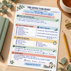 以下が含まれることがあります： 「The Gentle Task Reset」と題された白いタスクプランナー用紙。タスクの特定、細分化、ハードルの引き下げ、穏やかな開始を計画するためのセクションがあり、青、緑、オレンジ、ピンクのアクセントと小さなペンギンのイラストが描かれています。