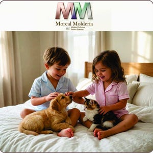 Puede incluir: Un niño con pijama de rayas azul claro y blanco acariciando a un cachorro golden retriever, y una niña con pijama de rayas rosa y blanco acariciando a un gatito calicó. El logotipo Moreal Moldería Moldes Perfectos Perfect Patterns es visible.