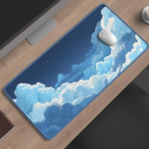 Könnte beinhalten: Eine rechteckige Schreibtischunterlage mit einer aufgedruckten Illustration eines tiefblauen Nachthimmels, gefüllt mit voluminösen, geschichteten weißen und hellblauen Wolken. Die Unterlage hat eine glatte Oberfläche mit dunkelblauem Rand.
