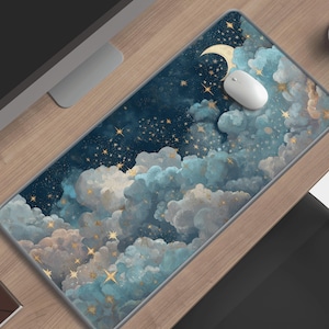 Puede incluir: Una alfombrilla de escritorio rectangular que presenta un cielo nocturno azul oscuro lleno de nubes esponjosas de color azul claro y blanco, una luna creciente y numerosas estrellas doradas pequeñas esparcidas por la superficie, con un ratón blanco.