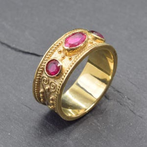 Anillo medieval de plata con rubí de talla ovalada y redonda.