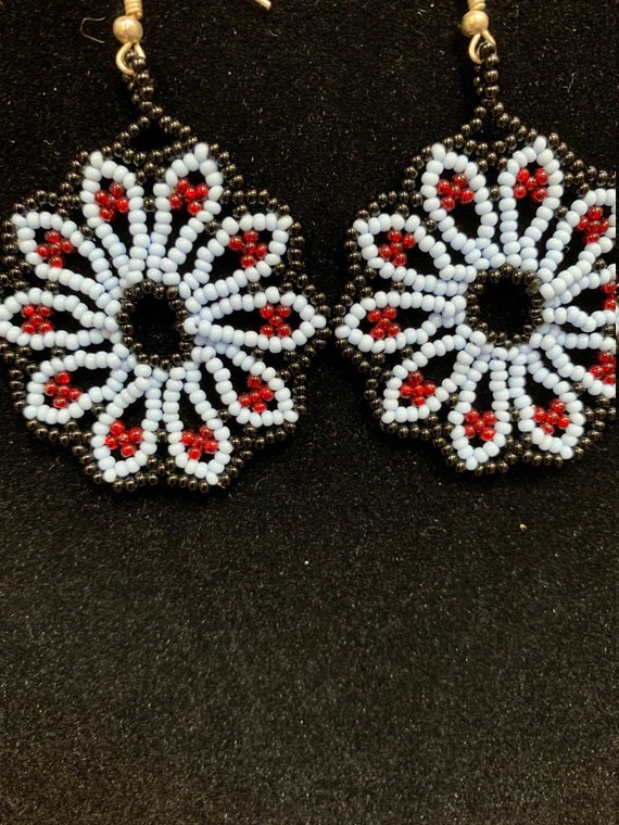 Huichol Beaded earrings -flower design- lavender-r