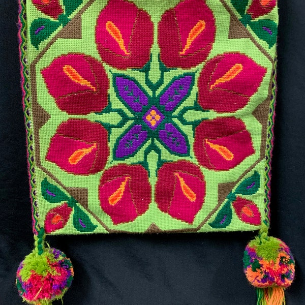 Precioso bolso de punto de cruz huichol - diseño floral rojo sobre fondo verde