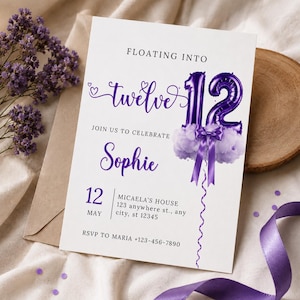 Puede incluir: Una invitación de cumpleaños blanca con texto y acentos morados. La invitación dice "Floating Into Twelve" con un gran globo morado con el número 12. También aparece el nombre "Sophie". El texto adicional incluye la fecha, el lugar y la información de RSVP.