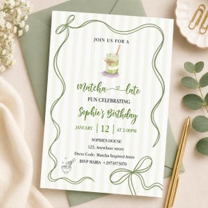 Plantilla de invitación de cumpleaños con temática de matcha latte, invitación editable para fiesta de matcha en Canva, invitación digital imprimible para descargar.