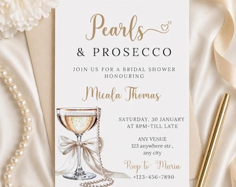 Puede incluir: Invitación de despedida de soltera blanca con texto dorado "Pearls & Prosecco". La invitación presenta una ilustración de copa de champán, un collar de perlas y detalles del evento. También se ven un bolígrafo y una cinta dorados.