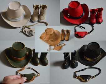 Könnte beinhalten: Eine Sammlung von Miniatur-Cowboyhüten, -Stiefeln und -Accessoires in verschiedenen Farben. Die Hüte sind beige, rot, braun, grün und schwarz. Die Stiefel sind beige, rot, braun, grün und schwarz. Zubehör umfasst Gürtel und Taschen.