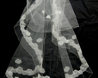 Vintage 1980s White Lace Wedding Veil with Headpiece