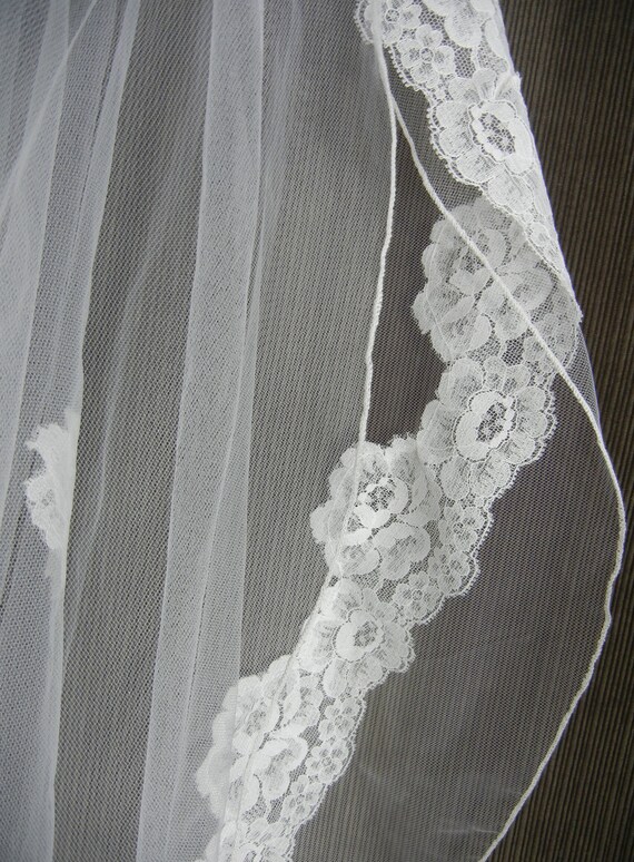 Vintage 1980s White Lace Wedding Veil with Headpi… - image 3