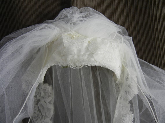 Vintage 1980s White Lace Wedding Veil with Headpi… - image 2