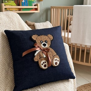 Fodera Cuscino Orsetto in Denim Grezzo Applicazione Cucita a Mano  Ricamo Iniziale Personalizzato  Arredo Cameretta Bimbo  Zip  40X40  45X45