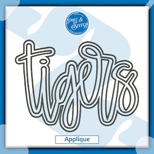 Puede incluir: Un diseño de aplique en blanco y negro con la palabra "Tigers" en cursiva. El diseño incluye el texto "Applique" en un rectángulo azul y un logotipo circular con el texto "Print & Stitch" en un marco azul.