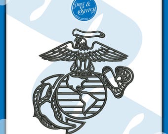 Könnte beinhalten: Schwarz-graues gesticktes Emblem mit einem Adler auf einem Globus mit Anker. Das Emblem ist von einem stilisierten Design umgeben. Das Bild enthält den Text "Print & Stitch".