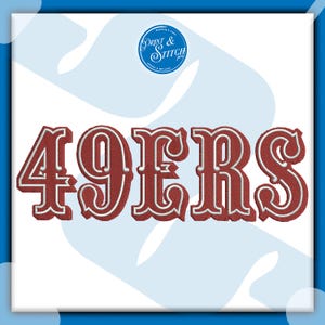 以下が含まれることがあります： セリフ体フォントで「49ERS」の文字が刺繍されたデザイン。赤と白の配色です。デザインは白い背景に青い縁取りがあり、右上にロゴがあります。