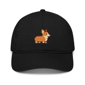 Pode incluir: Boné de beisebol preto com um corgi bordado em pixel art. O corgi é retratado em tons de laranja, castanho e branco. O boné tem uma aba curva e uma coroa estruturada, adequado para uso casual.
