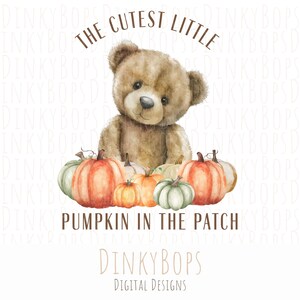 Puede incluir: Ilustración en acuarela de un oso de peluche y calabazas. El oso es de color marrón claro y las calabazas son naranjas, blancas y verdes. El texto dice "The Cutest Little Pumpkin in the Patch" y "Dinky Bops Digital Designs."