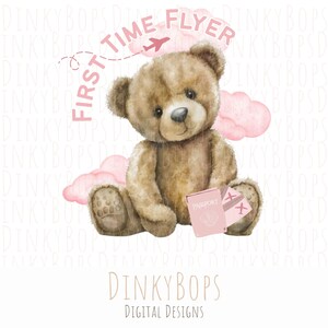 Könnte beinhalten: Illustration eines braunen Teddybären mit dem Text "First Time Flyer" und einem rosa Flugzeug. Der Bär hält einen rosa Reisepass und Tickets, mit rosa Wolken im Hintergrund. Das Bild enthält auch den Text "Dinky Bops Digital Designs".
