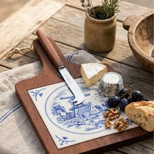 Tagliere per formaggi vintage Zassenhaus con piastrelle a forma di mulino a vento in stile Delft e coltello magnetico | Tagliere in legno di metà secolo, Germania