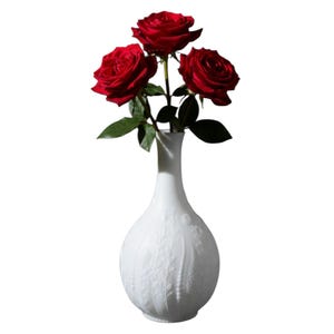 Op de afbeelding: Een witte, sierlijke vaas met drie levendige rode rozen met groene bladeren. De vaas heeft een gedetailleerd, gestructureerd ontwerp. De rozen staan in volle bloei, wat een opvallend contrast creëert.