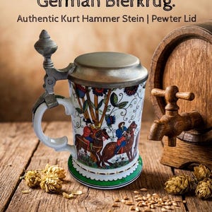 Könnte beinhalten: Ein weißer Bierkrug aus Keramik mit Zinndeckel, verziert mit einer farbenfrohen Illustration von Menschen auf Pferden zwischen Bäumen und Blumen. Der Text lautet: Etsy: Discover Vintage German Bierkrug. Authentic Kurt Hammer Stein | Pewter Lid.