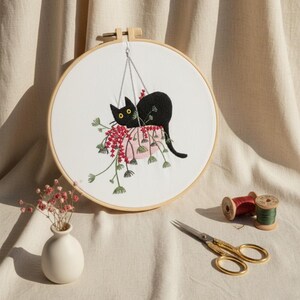 Zwarte kat borduurstarterkit – DIY kruissteekset voor beginners, ontspannende handwerkset met alle gereedschappen en schattig kattenontwerp voor volwassenen