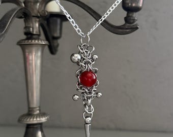 Pendentif en cotte de mailles avec pierre d'agate rouge et piercing