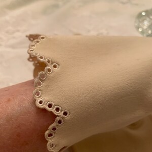 Vintage Ecru Scalloped Cuff Gloves