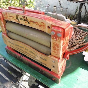 Könnte beinhalten: Ein Set aus drei Keramikbechern mit gesprenkelter, matter Oberfläche. Die Becher sind in Creme-, Hellgrau- und Dunkelgrautönen gehalten. Jeder Becher hat ein schlichtes, minimalistisches Design und einen abgerundeten Henkel.