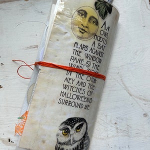 Puede incluir: Un diario hecho a mano con una cubierta transl&uacute;cida que presenta una ilustraci&oacute;n de luna vintage, un b&uacute;ho y el texto: An owl hoots a bat flaps against the window pane, the wind sighs in the chimney and the witches of Halloween surround me.